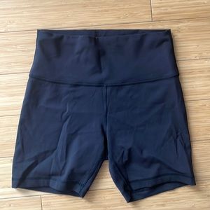 Size 8 lululemon wonder train high rise black shorts 6” inseam